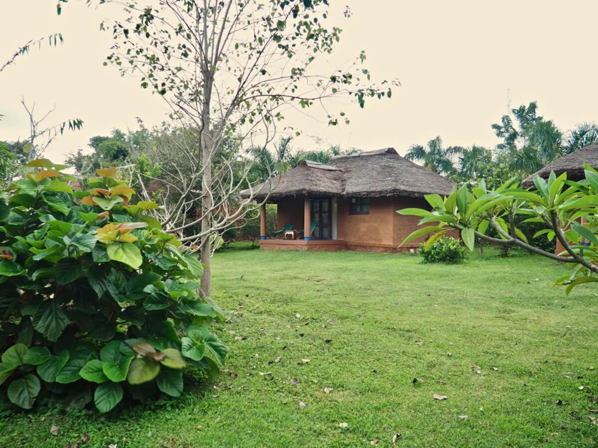 Hotel Red Earth Kabini Begūr Exterior foto